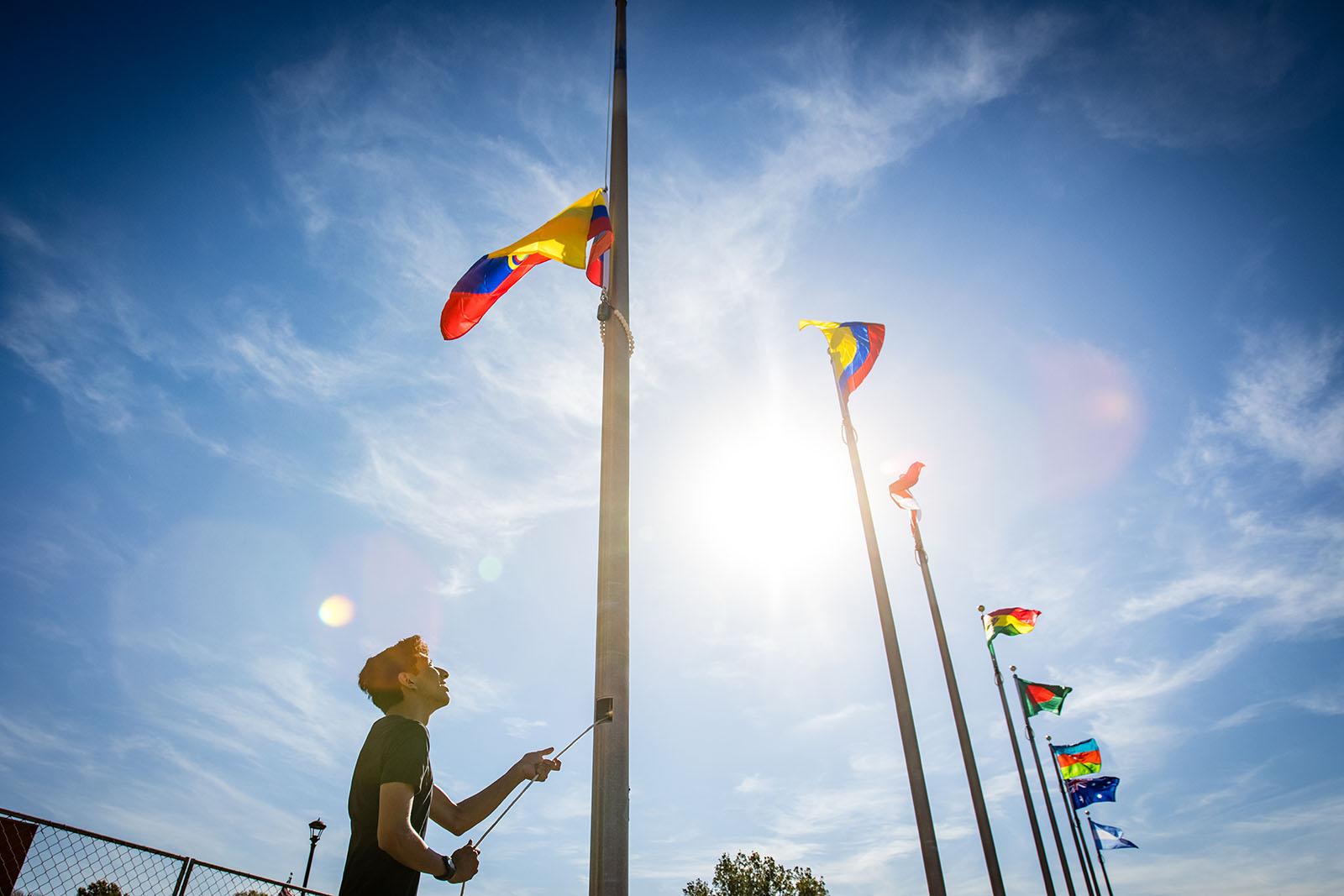 十博体育版的国际学生在每年秋天的返校节活动中都会参加升旗仪式，以庆祝他们的家乡和文化以及大学的多样性. 